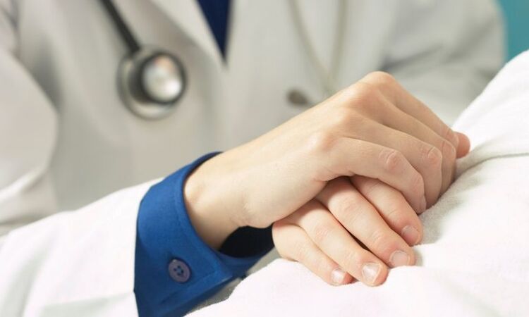 Arzt unterstützt Patienten mit Prostatitis