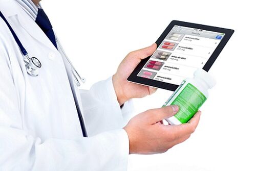 Arzt untersucht ein Heilmittel gegen Prostatitis