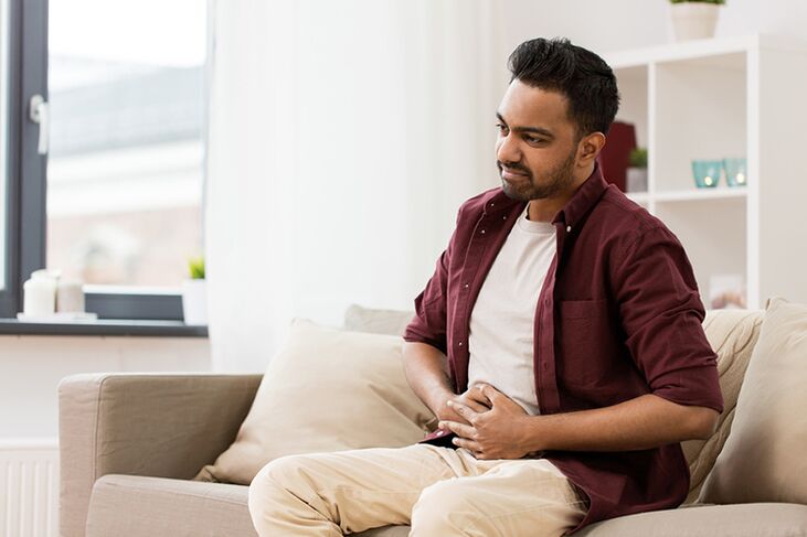 Ein Mann, bei dem die ersten Symptome einer Prostatitis auftreten